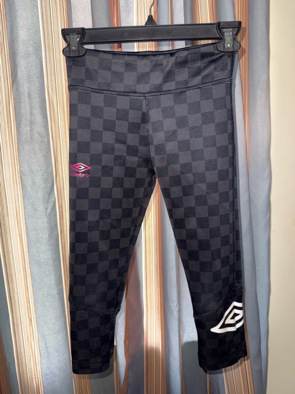 Umbro Black Checkered Capri Leggings with Pink Logo - Kids Size M